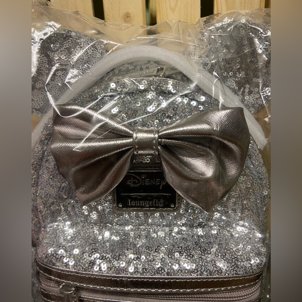 Loungefly Disney Minnie Mouse Silver Sequin Mini Backpack - Picture 5 of 5